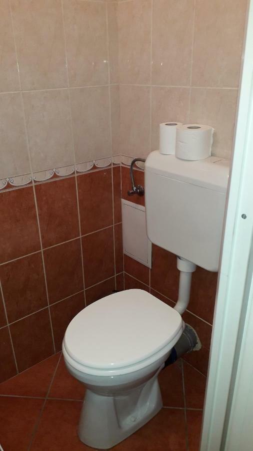 Annika Apartman Эгер Экстерьер фото